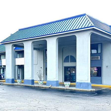 Rodeway Inn & Suites Plymouth Hwy 64 Екстер'єр фото