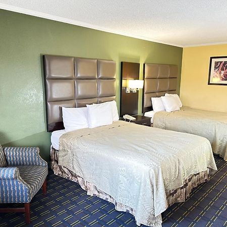 Rodeway Inn & Suites Plymouth Hwy 64 Екстер'єр фото
