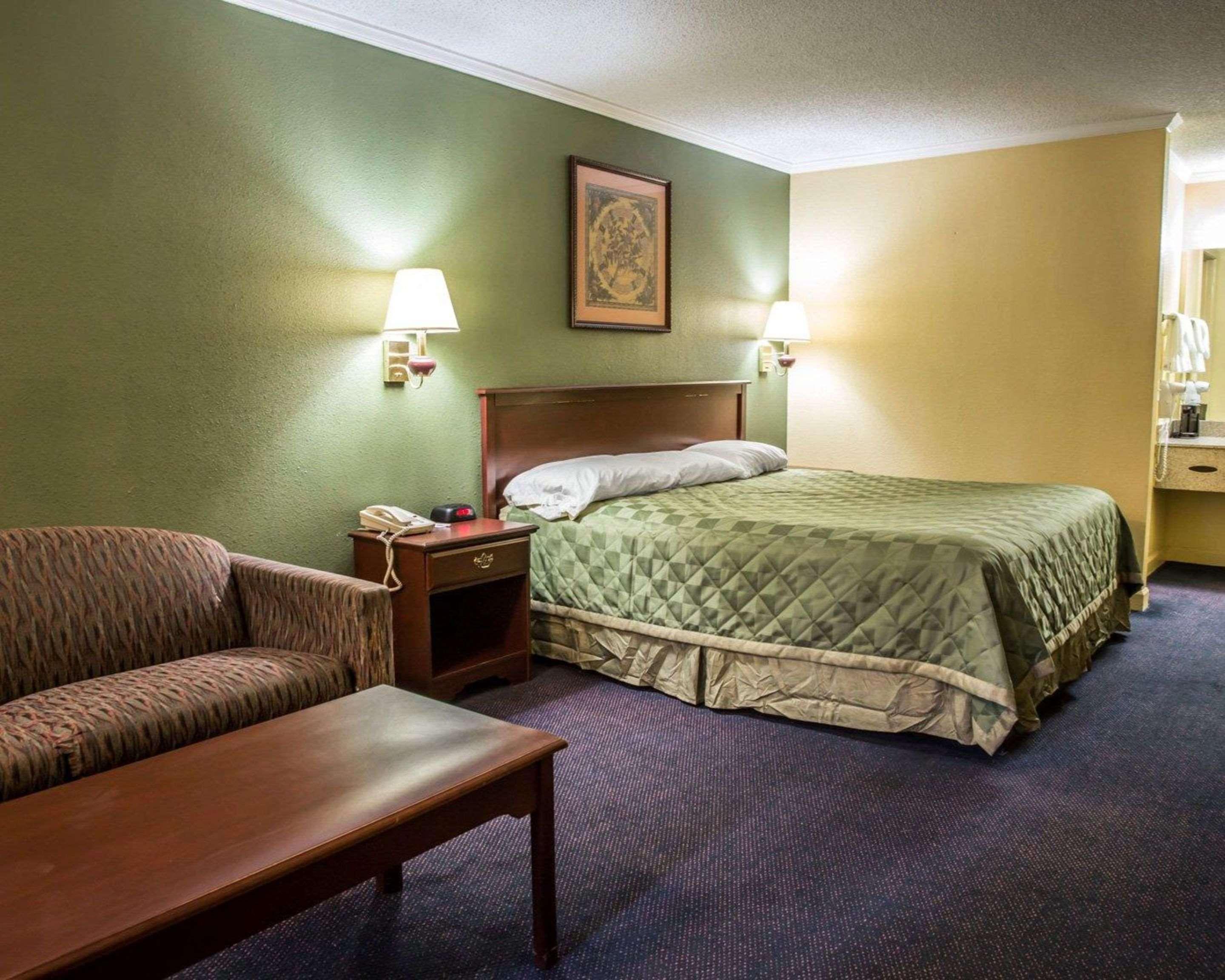 Rodeway Inn & Suites Plymouth Hwy 64 Екстер'єр фото