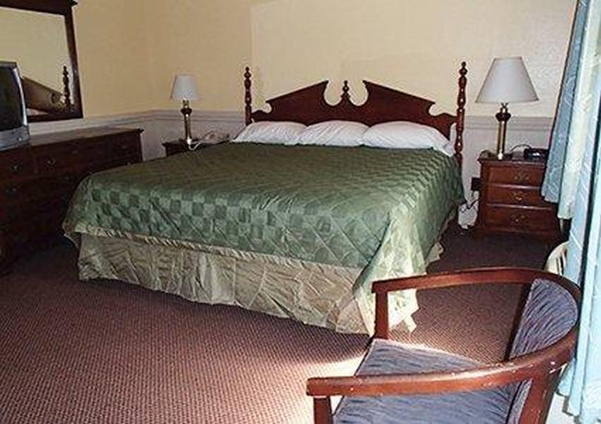 Rodeway Inn & Suites Plymouth Hwy 64 Екстер'єр фото