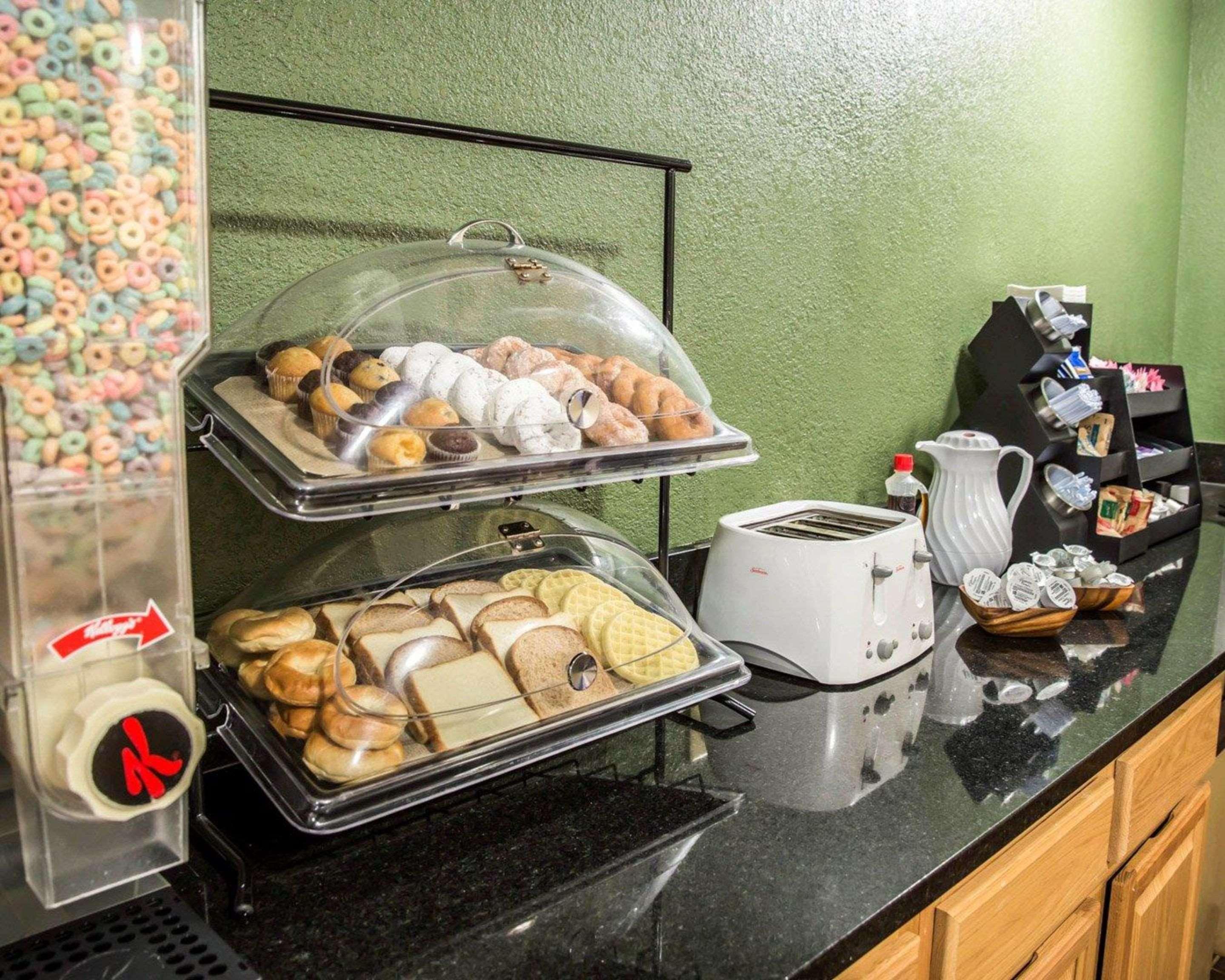 Rodeway Inn & Suites Plymouth Hwy 64 Екстер'єр фото