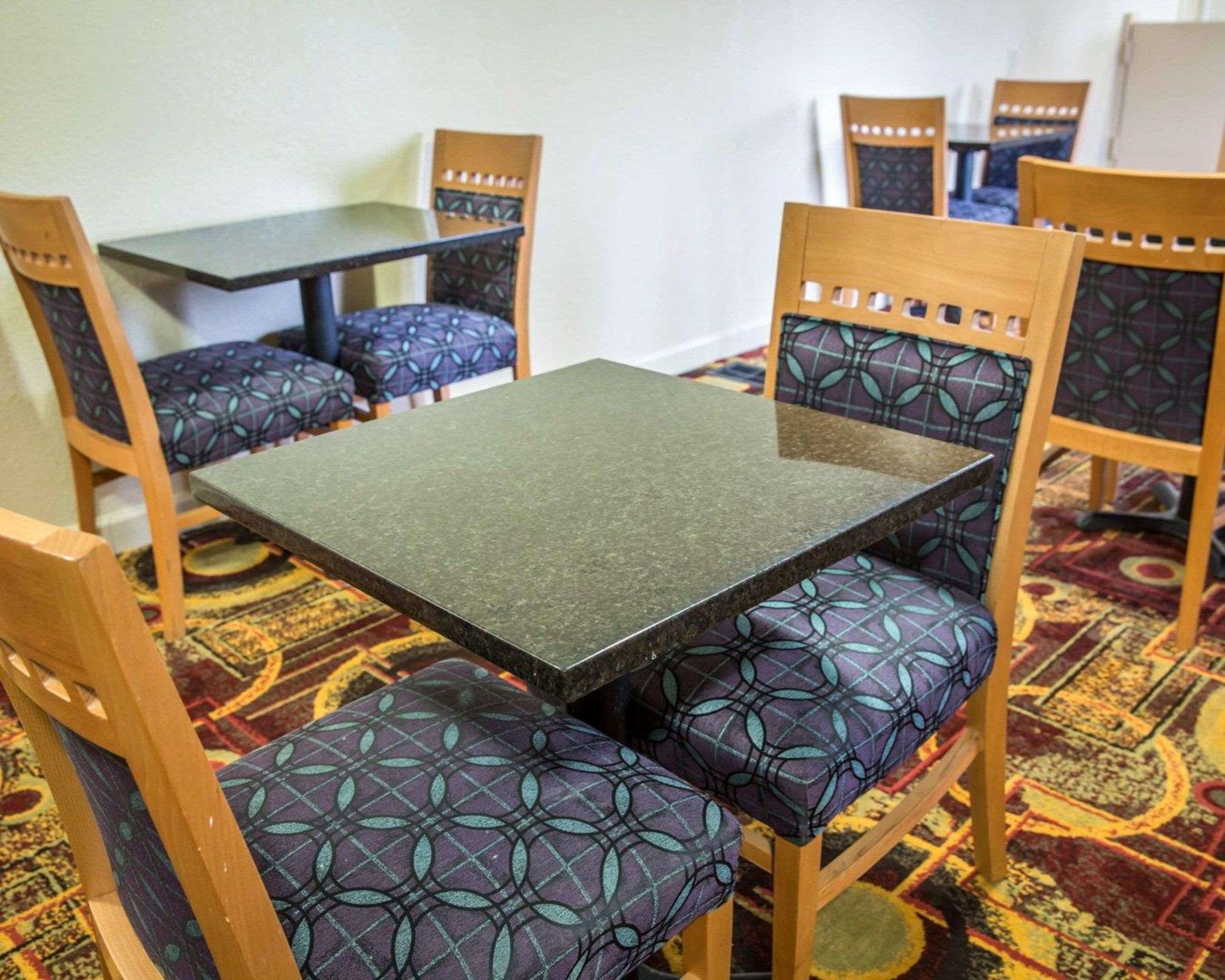 Rodeway Inn & Suites Plymouth Hwy 64 Екстер'єр фото
