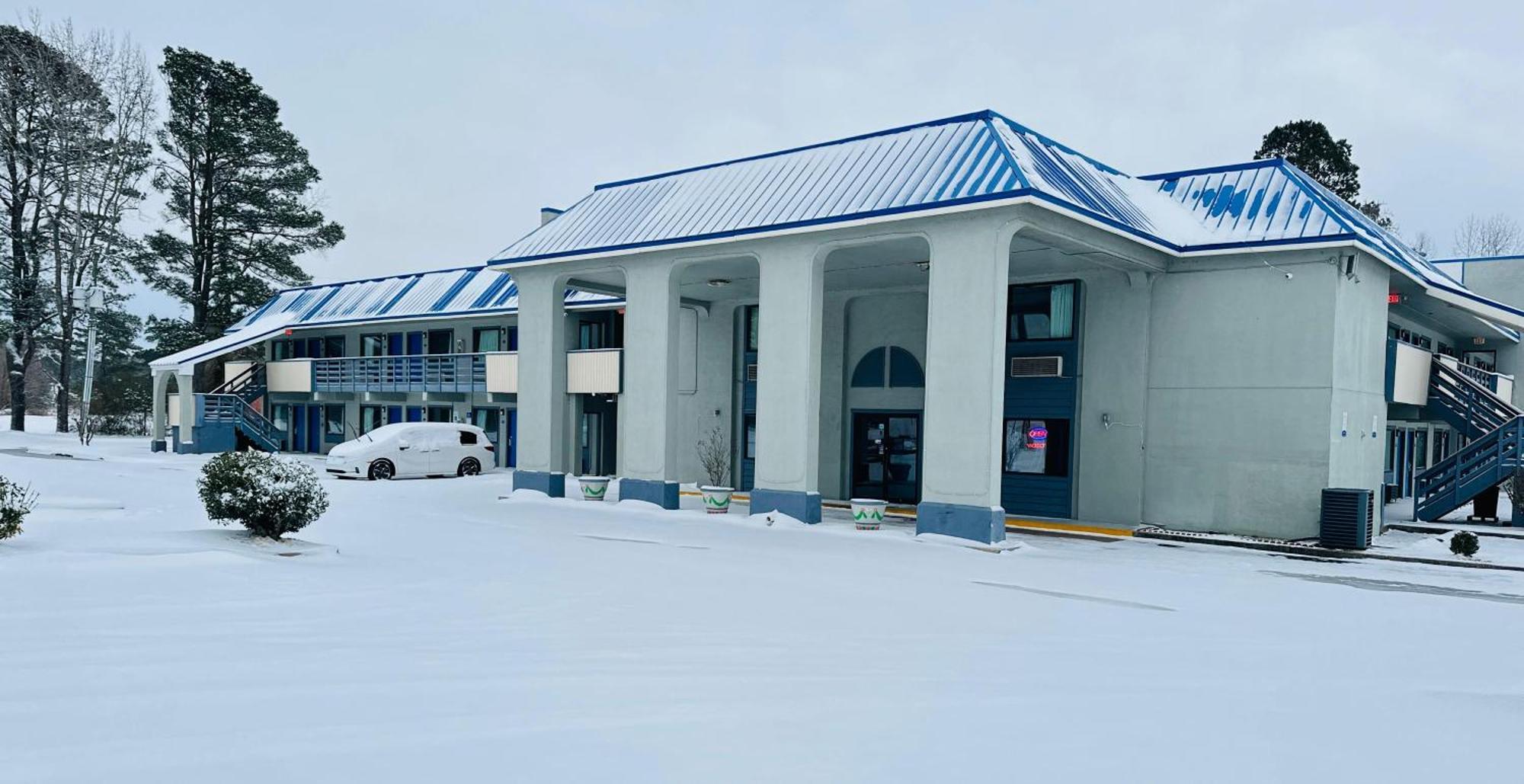 Rodeway Inn & Suites Plymouth Hwy 64 Екстер'єр фото