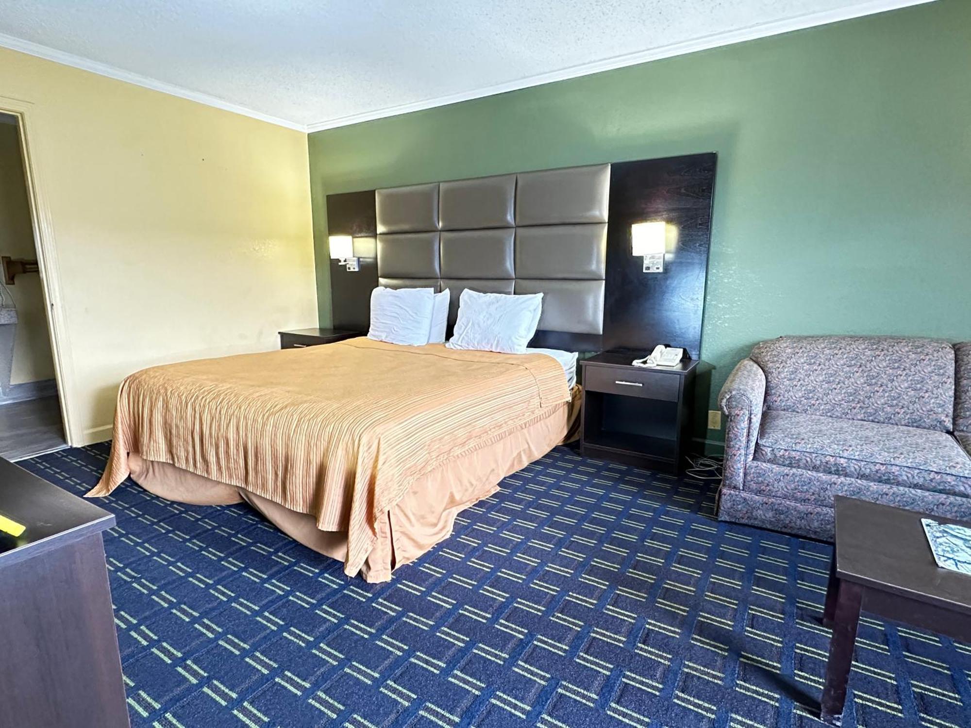 Rodeway Inn & Suites Plymouth Hwy 64 Екстер'єр фото