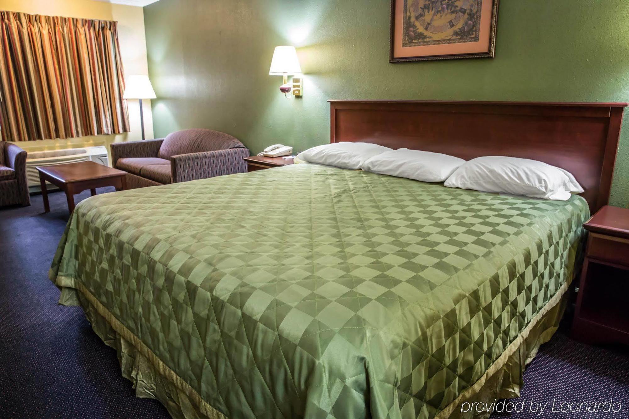 Rodeway Inn & Suites Plymouth Hwy 64 Екстер'єр фото