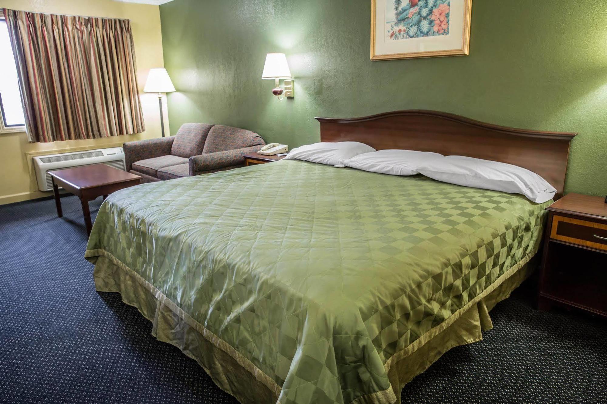 Rodeway Inn & Suites Plymouth Hwy 64 Екстер'єр фото