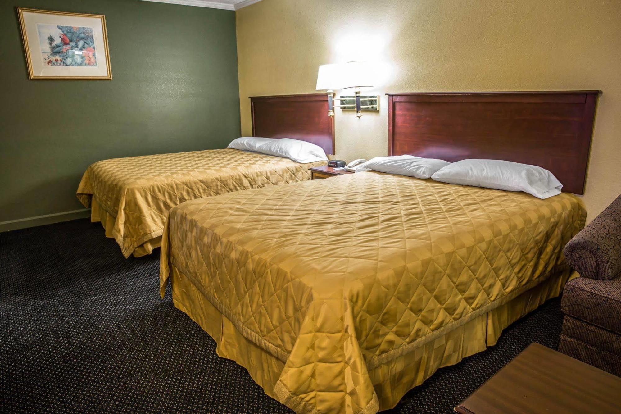 Rodeway Inn & Suites Plymouth Hwy 64 Екстер'єр фото